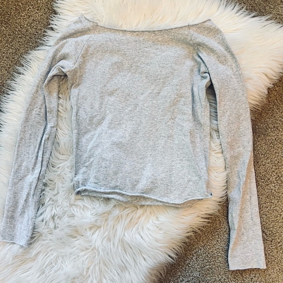 Brandy Melville 🇺🇸Gray long sleeve wide shoulder top - Picture 5 of 11